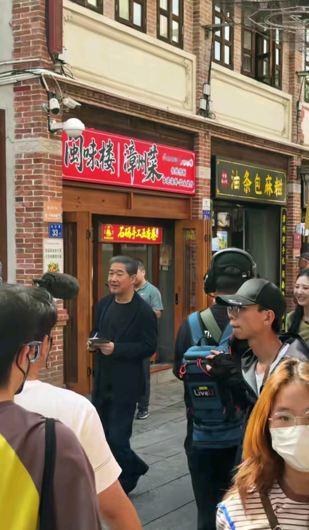 11月24日，张国立现身福建漳州古城，穿着一身黑色西装，体验漳州风情，漳州古街有