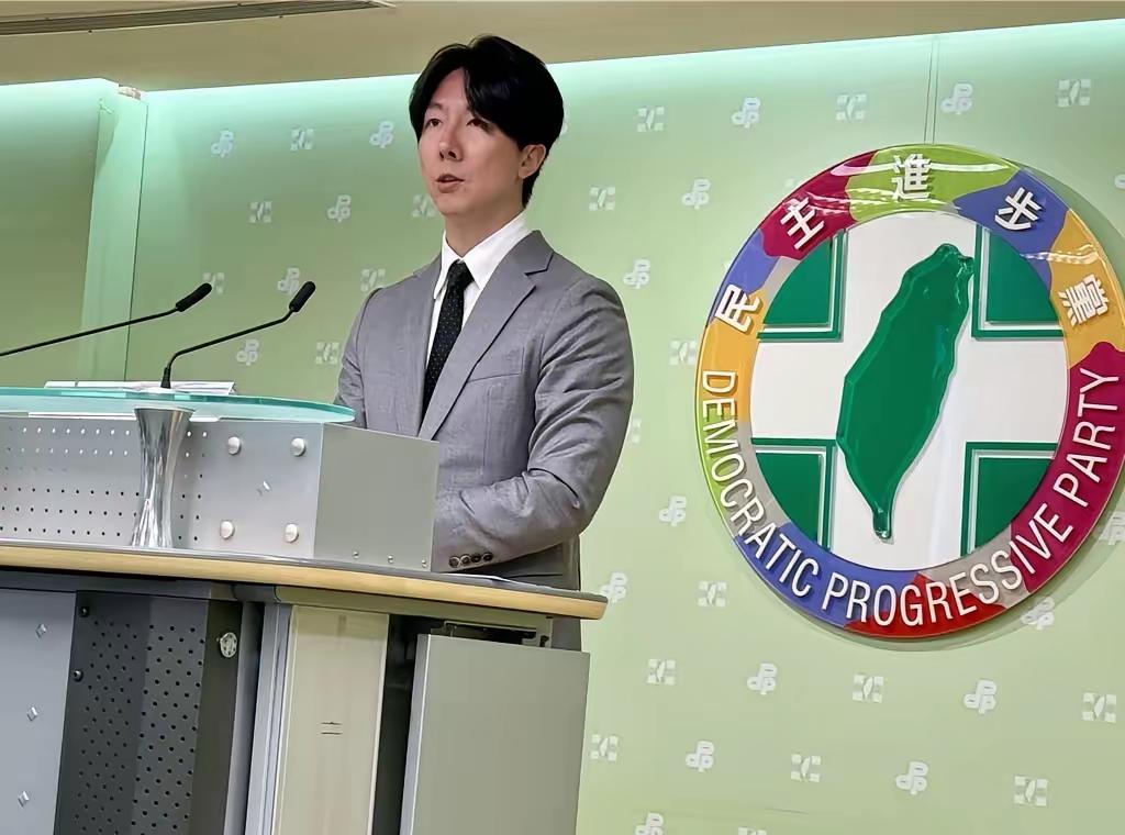 炸锅了，炸锅了！民进党发言人，吴峥这个小伙子真勇，要凭一人之力拉垮民进党！事情