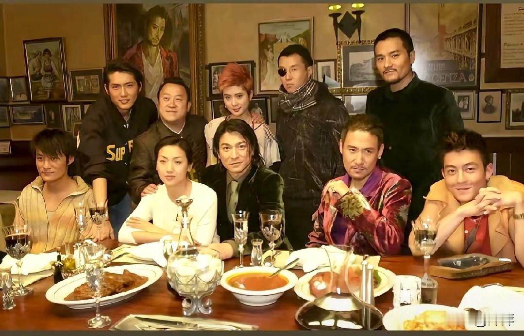 曾志伟这样的大佬居然站在后边，而当时新人的陈冠希.余文乐和刘德华张学友坐在前边一