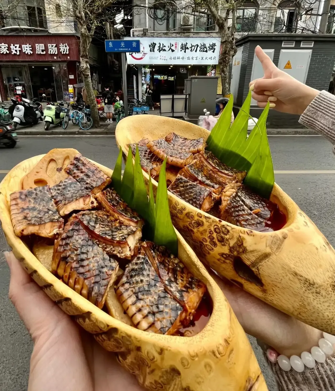 这是哪里的美食特产呀！好不好吃呢？这做法看着挺奇怪的，好想尝一口，但是不知道哪里