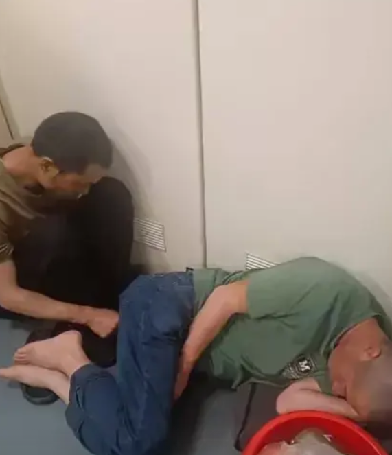 “太心酸了”有一名男子乘坐绿皮火车南下，凌晨看到很多没有买到座票的乘客，因为没有