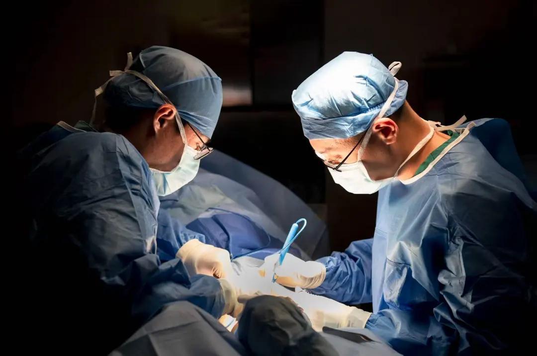 现在好多女孩都想通过跳绳减肥，可有时候过度跳绳真会出问题。宁波15岁的初二女生晓