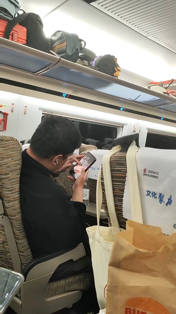 有一说一，虽然三星GalaxyS26Ultra的防窥屏有点牺牲显示效果，但