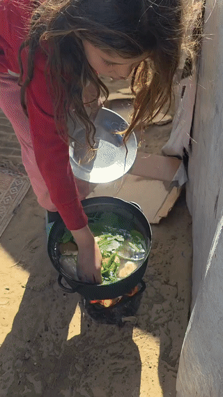 大锅里煮着几片菠菜叶子？这就是巴勒斯坦儿童的午饭？虽然这点东西根本就吃不饱！