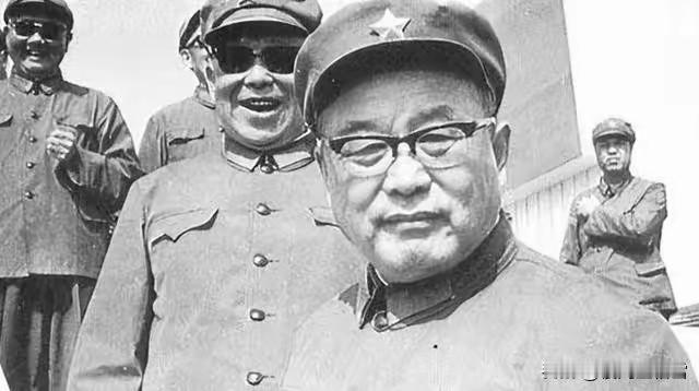 1972年，北京军区司令李德生少将接受命令，前去解救一位老战友，赶到一处幽暗的地