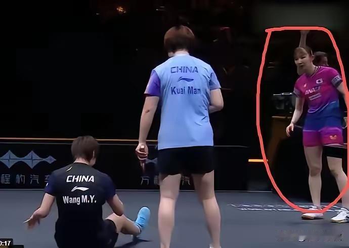 早田希娜这女孩子是个善良的人[赞]昨天，女双决赛。第二局，双曼组合大比分领先，