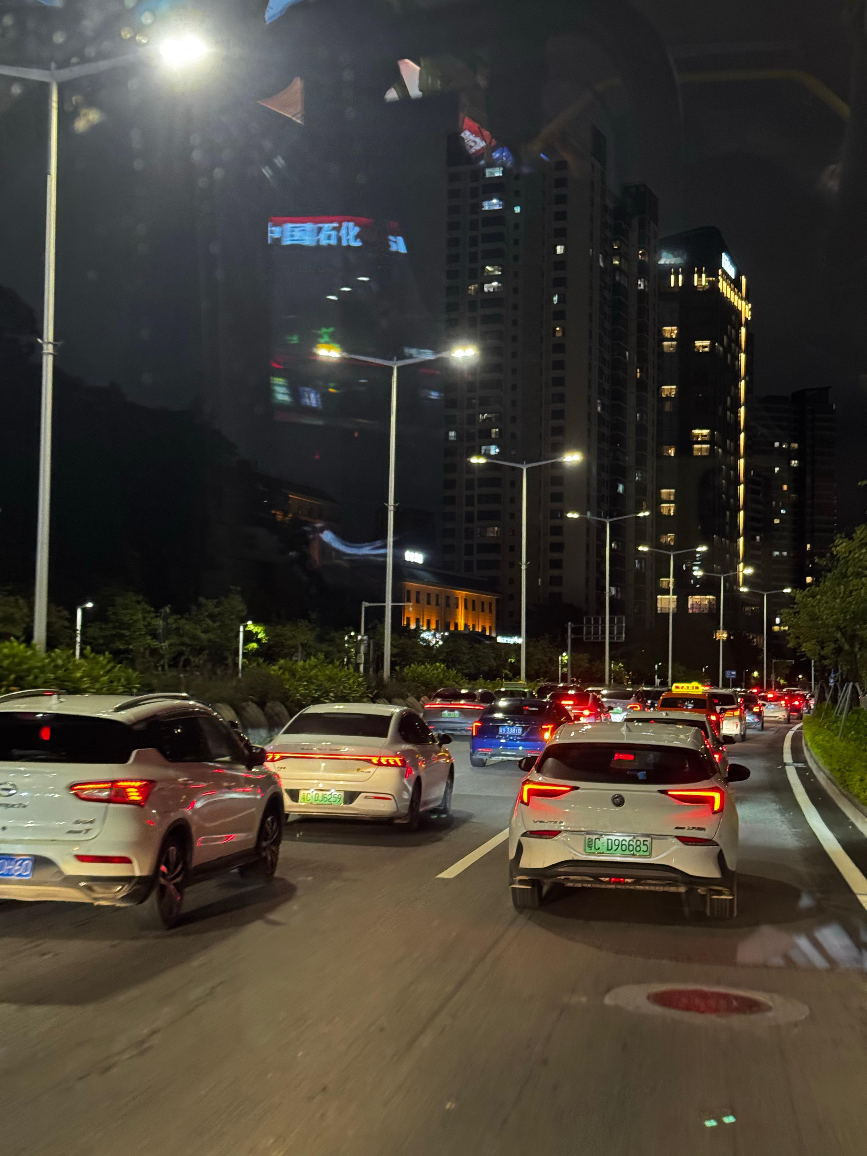 根本打不上网约车，走到公交车站发现公交车也错过最后一班了🚌心里嘀咕，王了🐼要走路回酒店吗？回头一