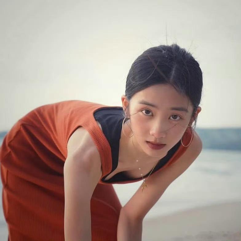 黄多多把黄磊孙莉的好基因全继承了完美复刻妈妈的温婉五官，又带着黄磊身上独特的文艺