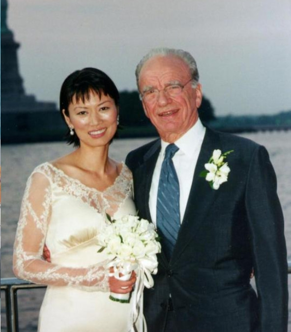 当年，默多克为了娶到邓文迪和安娜提出了离婚，安娜不想白白便宜这个女人，看着70多