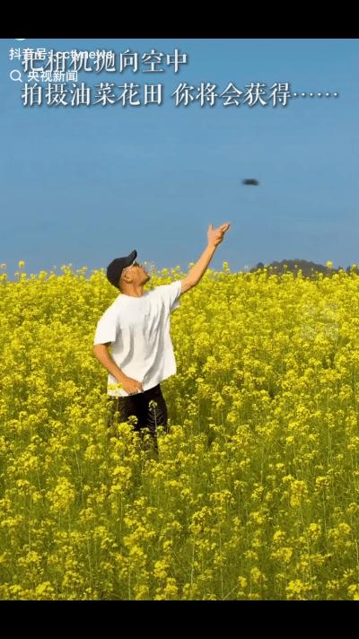 “火到央视新闻了！”广东，男子想拍摄油菜花田，通常大家都是双手拿着相机取景，而他
