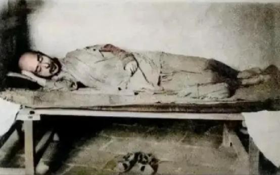 弘一法师晚年，四肢浮肿溃烂，拒绝服药，直面死亡。临终前，他将弟子叫到身边，再三叮