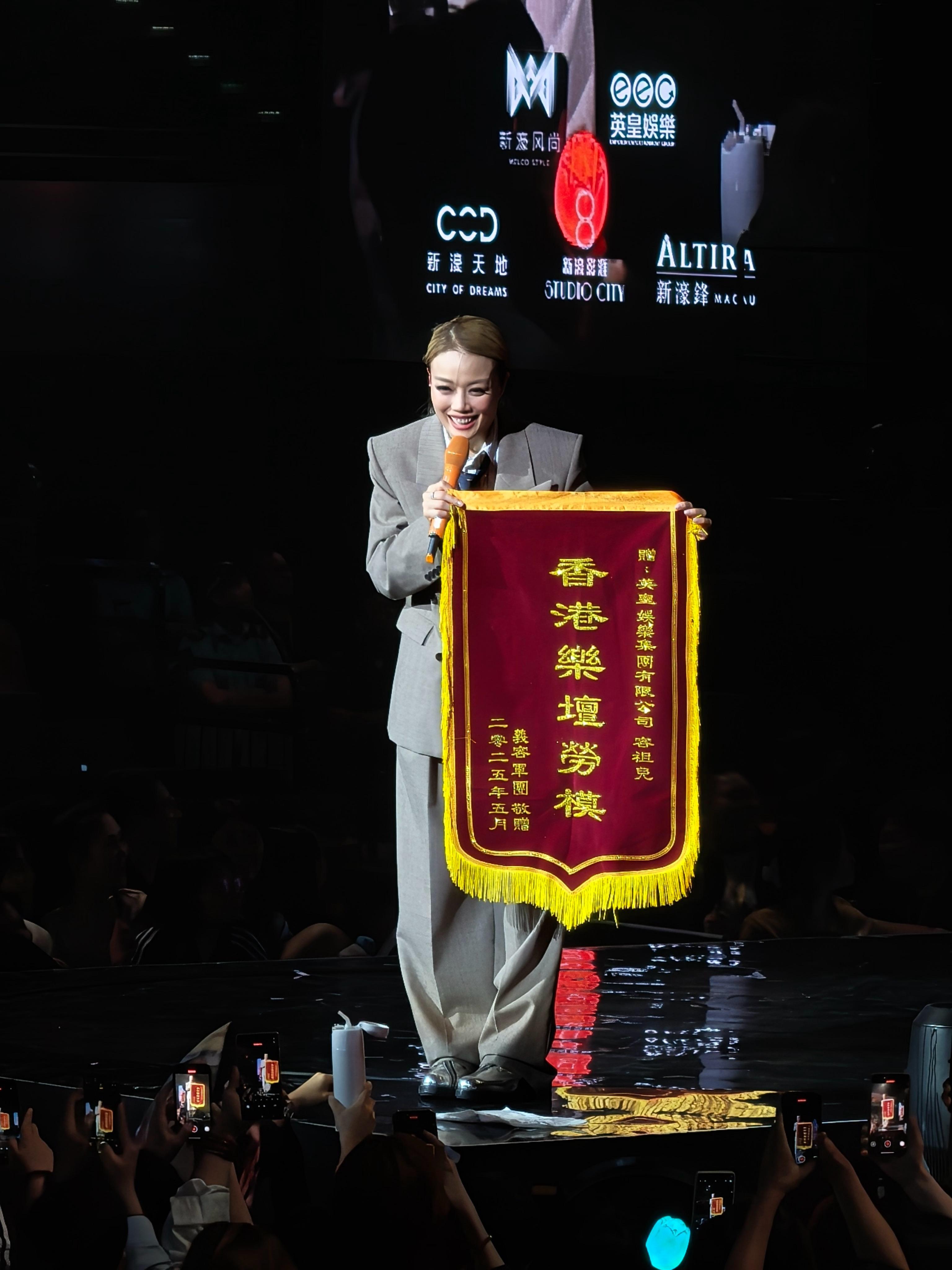 走姨今晚名场面，值得单独发一张[笑着哭]​​​
