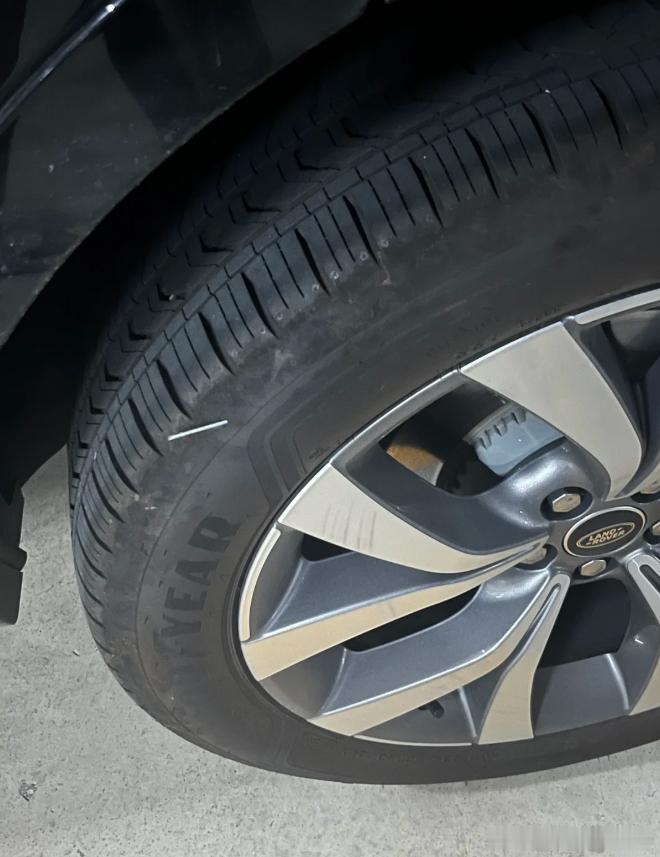 轮胎侧面被扎了，这么小的针，要换胎嘛？