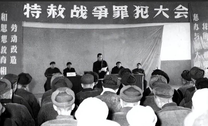 1948年冬淮海陈官庄战场，杜聿明抓获7名解放军武工队员，下令就地处决。