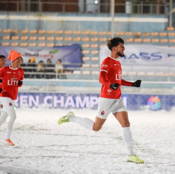 我拿200美元月薪来到-19度的蒙古踢球, 如今在中国香港薪水翻10倍