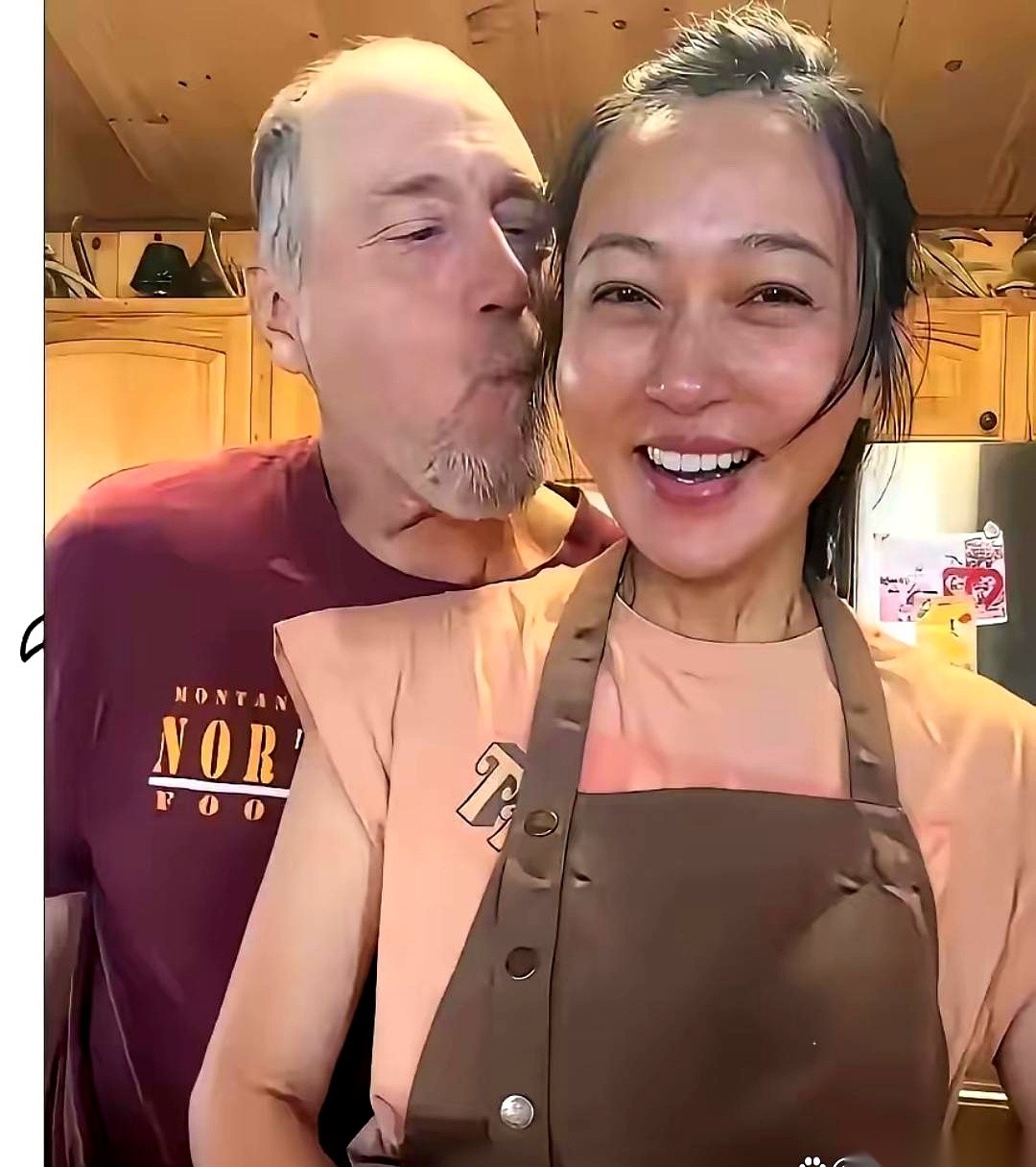 最近网传的一个事挺抓人眼球：一个黑龙江在美读研的年轻女孩，跟当地一个年纪大出不少