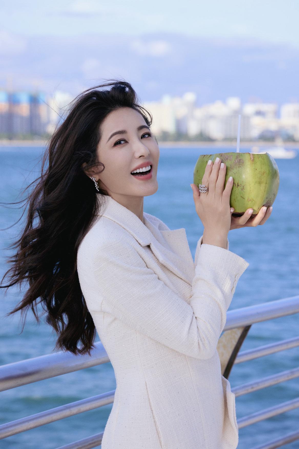 49岁的曾黎至今未婚无子，平时生活在北京的公寓里，公寓里有一个20平的小菜园，