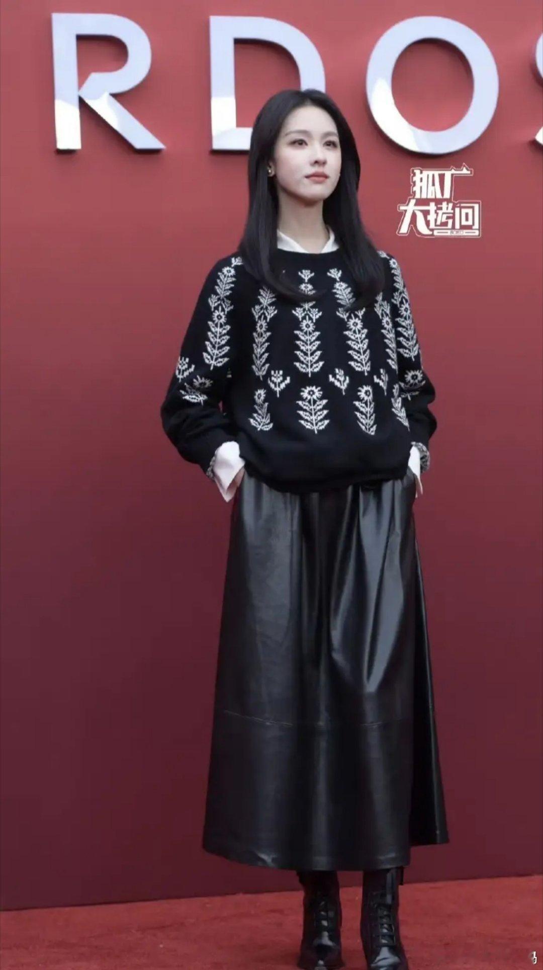 陈都灵线下活动生图流出,毛衣与皮裙的搭配简直绝了!时尚保暖两不误,她美得超轻松,