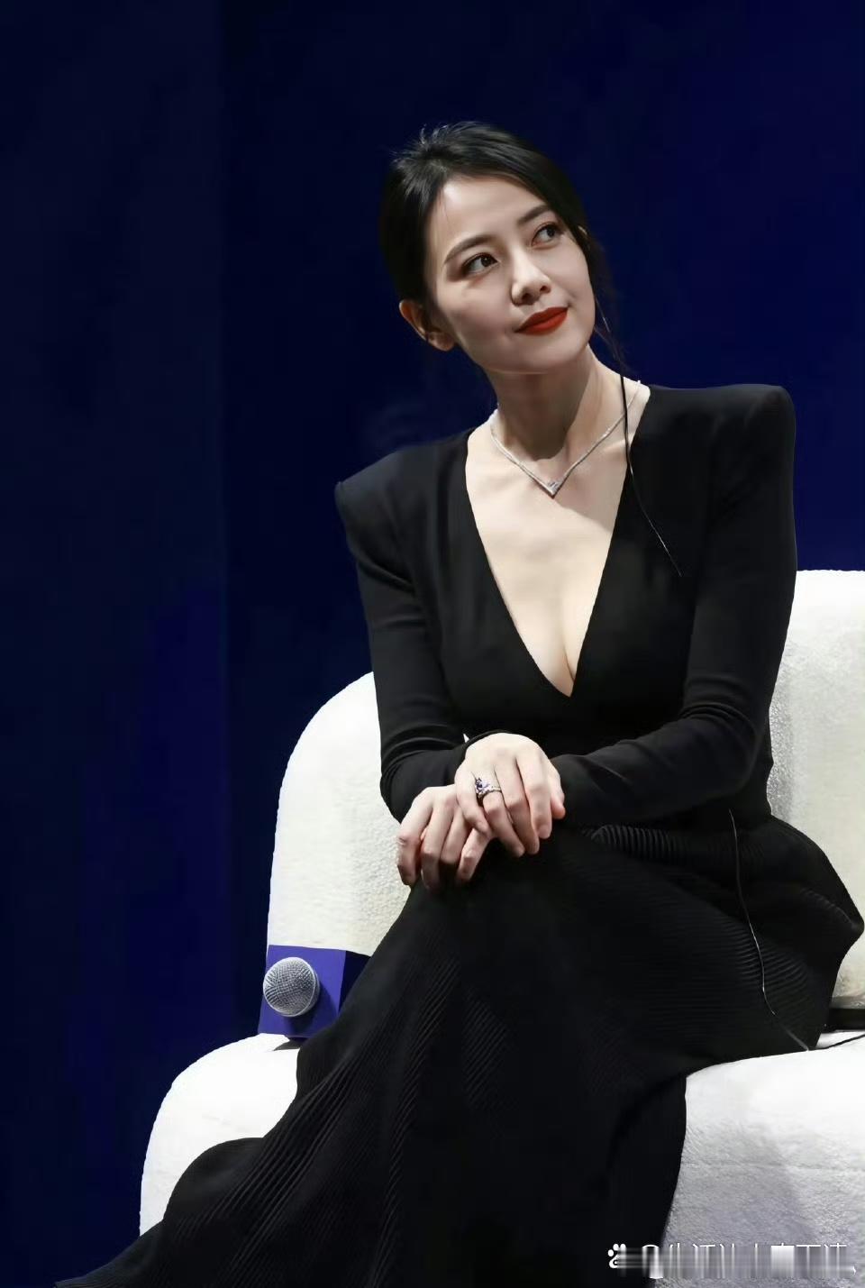 第一次见高圆圆穿这么低领的衣服！