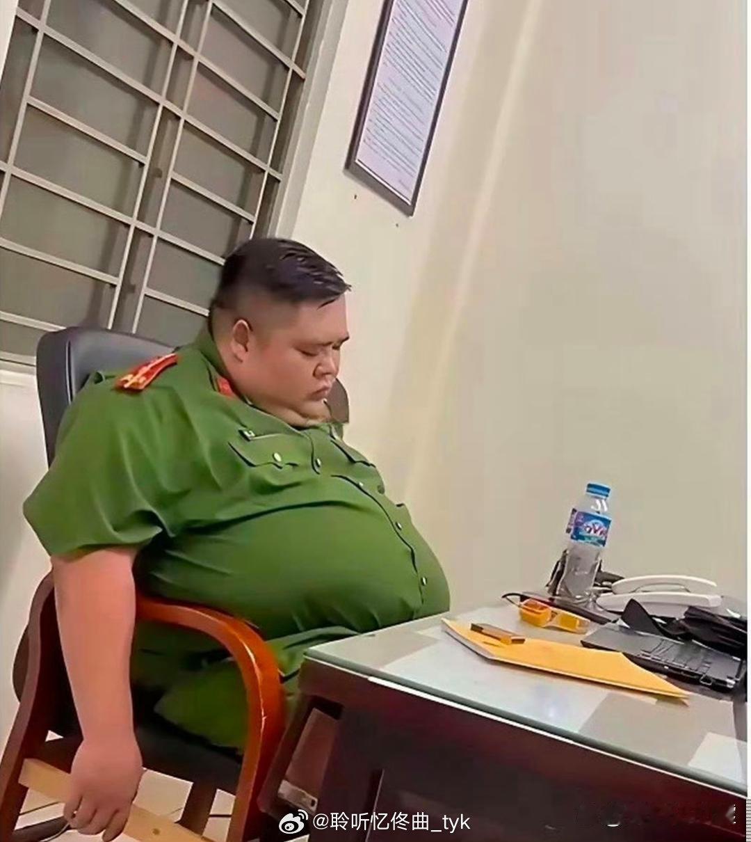 越南高级军官，工作量太大了。​