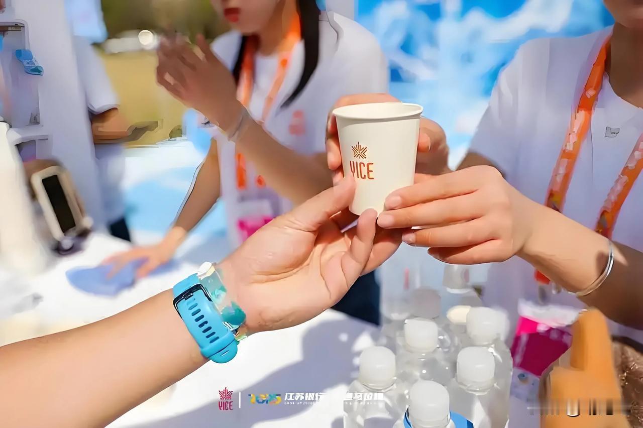 跑马拉松喝水有讲究！亲身经历告诉你：喝错水真要命！上个月助跑团老李参加厦门同