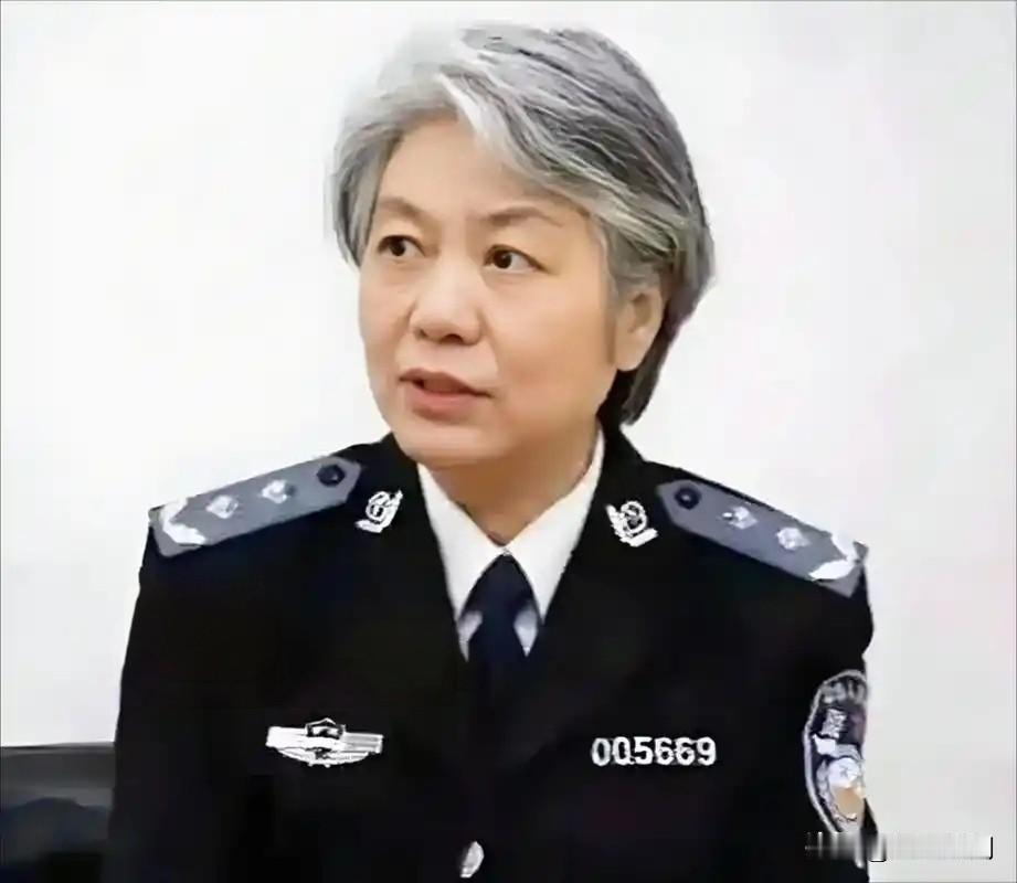 中国人民公安大学心理学家李玫瑾教授说:“男人吸引女人，有几个角度。第一个长相；第