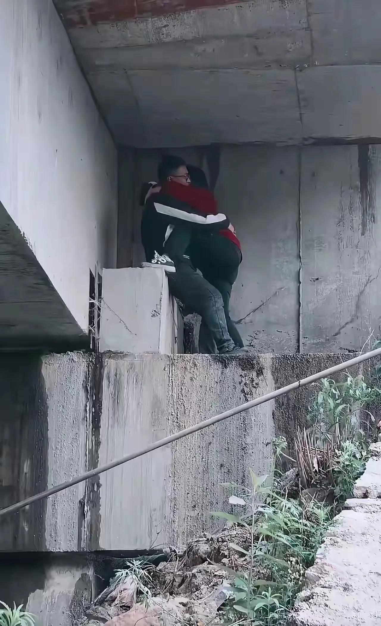 两个都快50岁的二婚男女，搞对象还真会找地方。在大桥桥墩上谈恋爱既安全又浪漫，一