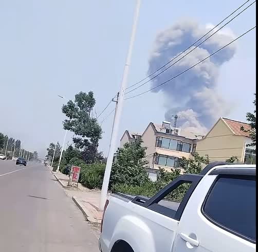 突发！高密的一家化工厂，发生爆炸安全事故。爆炸引发的冲击力，导致周边的商铺玻