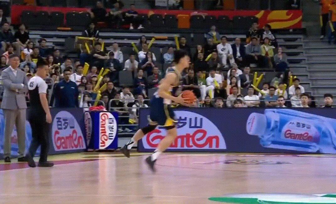 崔永熙自信出手三分再进！广东队反超比分了，这波进攻高潮小崔在场活力满满啊，很拼！