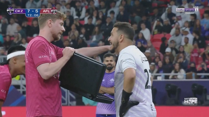 钞能力爆红！全球第一网红慈善足球赛贿赂门将用一万美元现金买进球