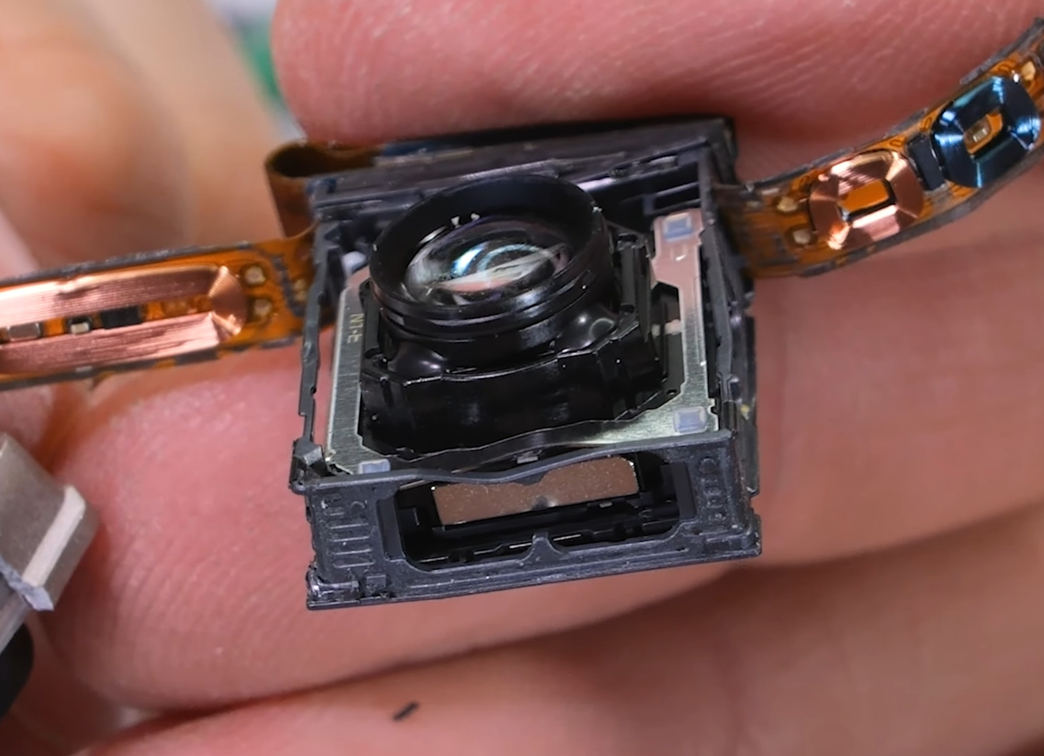 拆机大神JerryRigEverything证实了GalaxyS26Ul