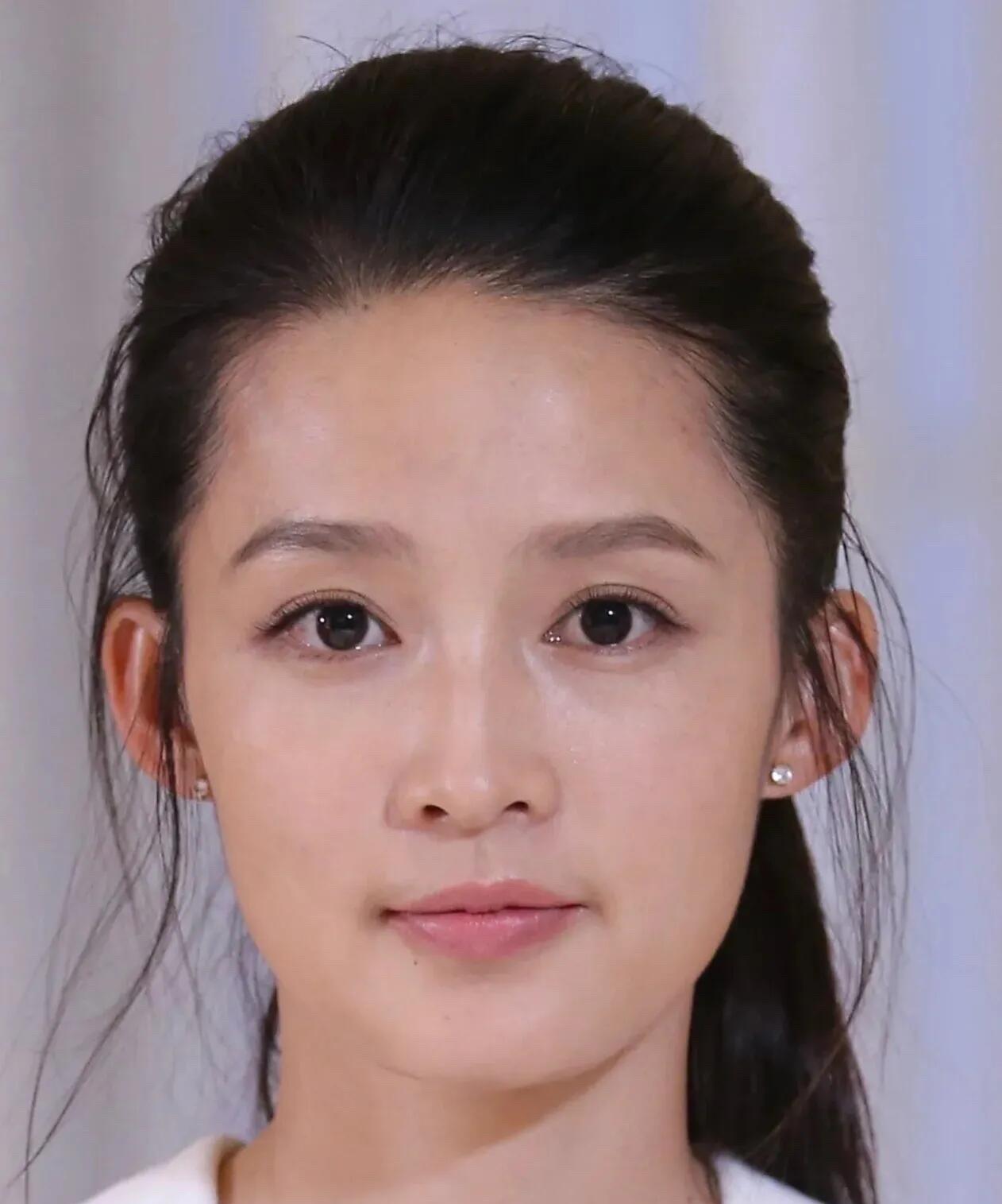 她素颜都长得漂亮，气质又出众，出道10多年演过很多电视剧，却始终没能大红大紫。