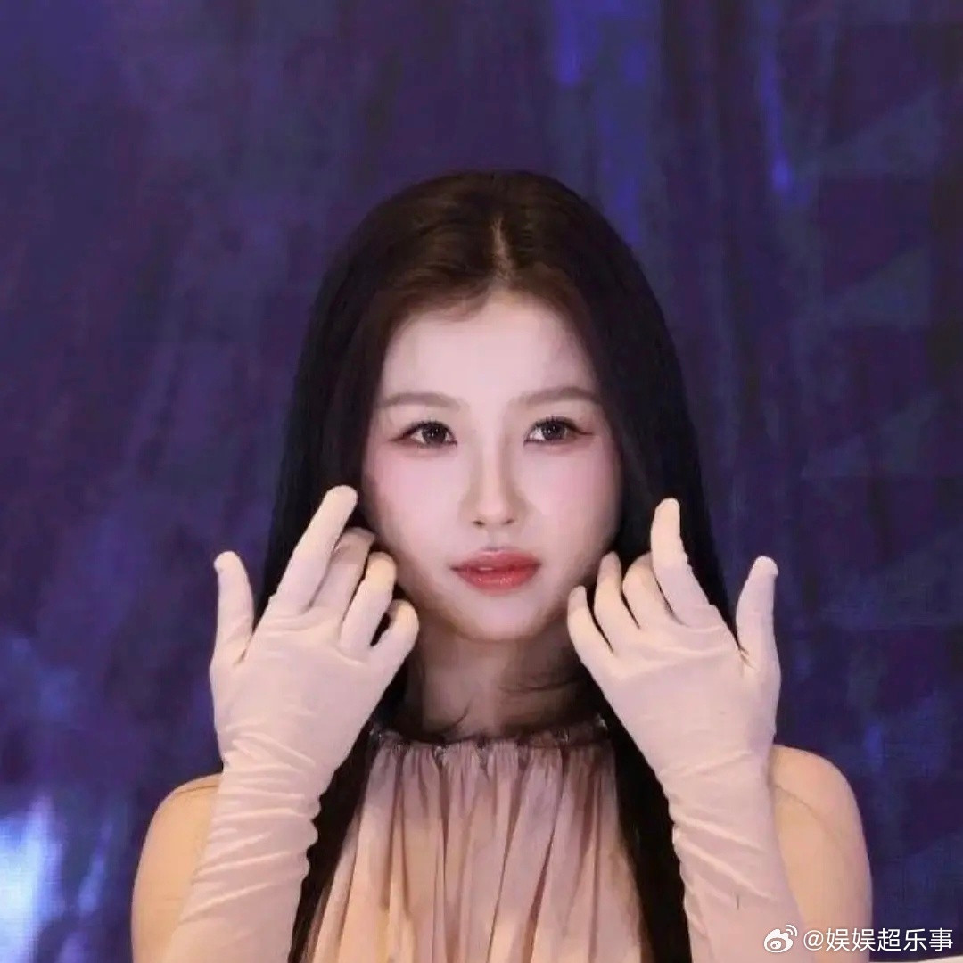 你们吐槽虞书欣头发裤子，明明最致命的是她签售会带手套，在日韩都会被骂死。摆明不愿