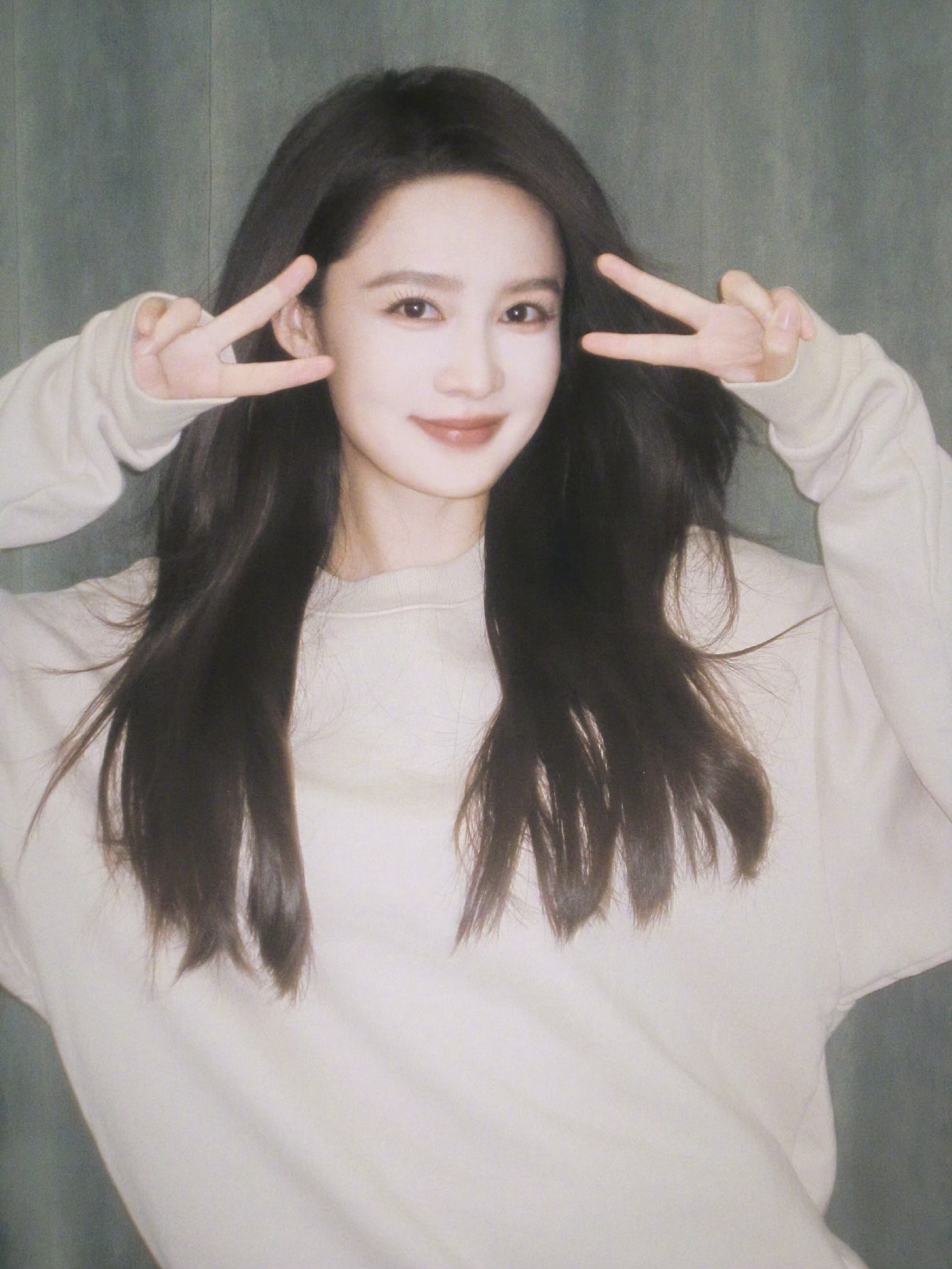 李沁每个平淡忙碌的日子都是好日子李沁最新营业照来了🍃好好吃饭好好享受生活