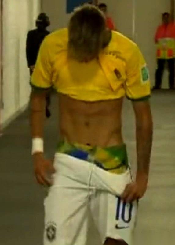 据巴西媒体放出的消息，34岁的内马尔又进了治疗室。这一次，他没选常规吃药静养，而