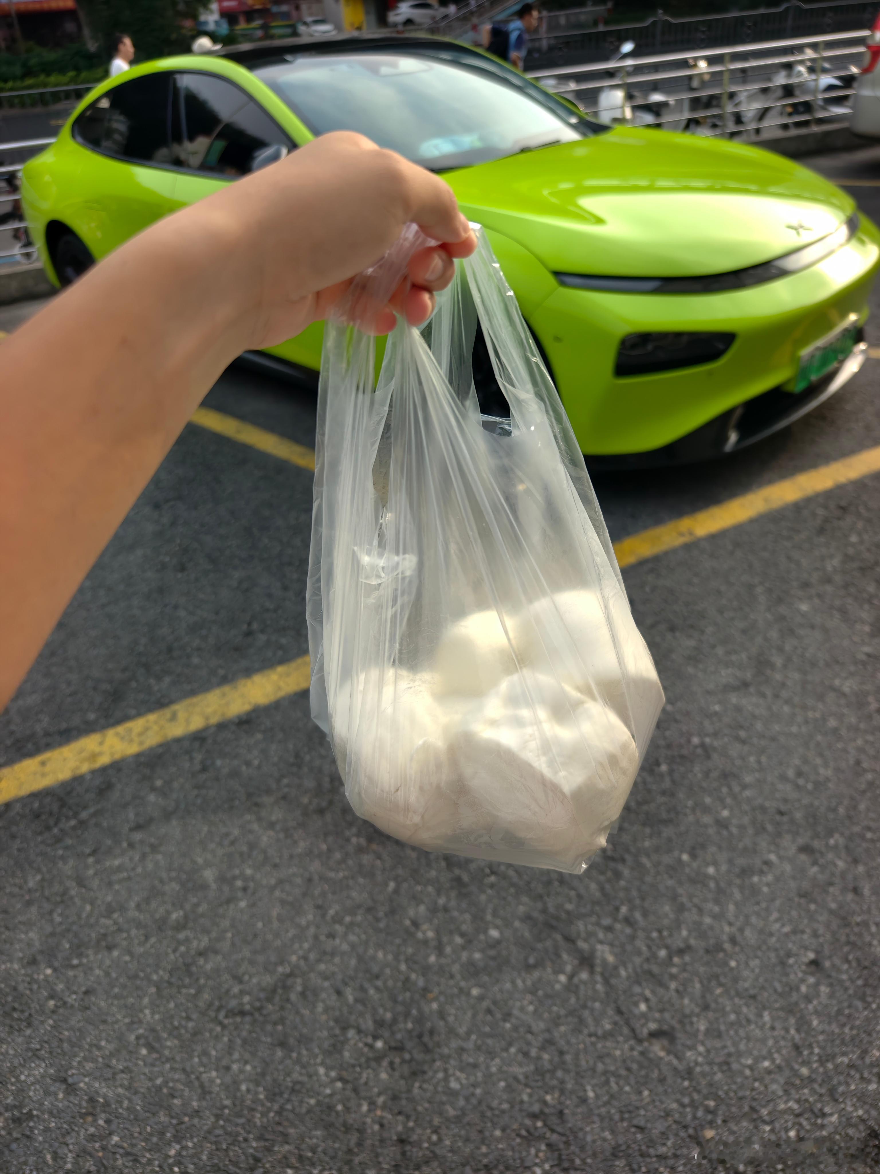 来了两趟没买到的白馒头，这个点来总算是有了，生意是真好