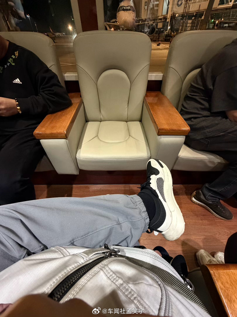 头一次坐如此尴尬的摆渡车，谁想出来的？厦门·厦门高崎国际机场