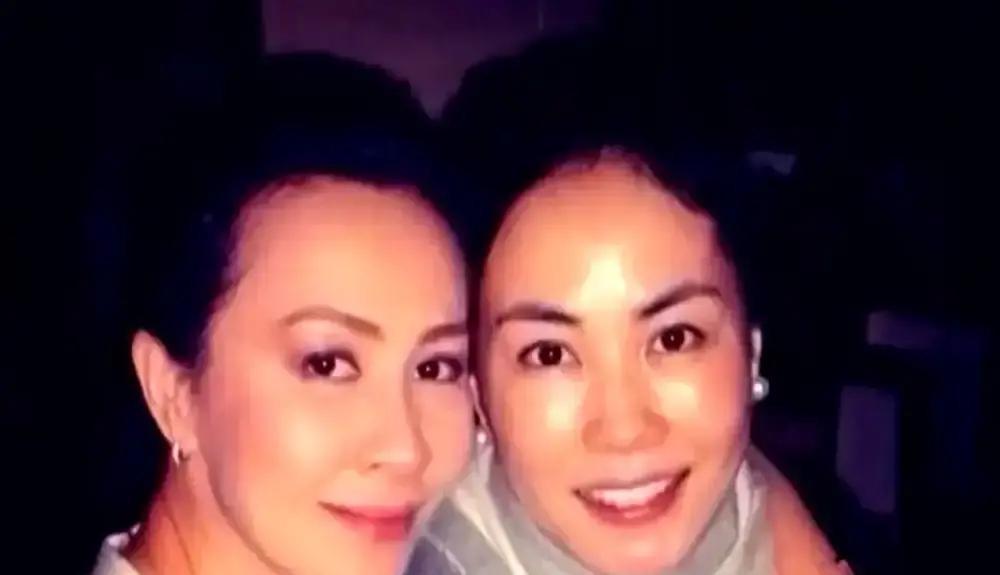 张国荣住9楼，刘嘉玲住18楼，一个电话人就下来了。不是来喝酒，是来打麻将。