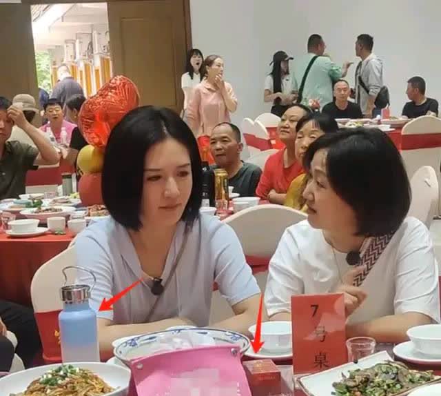 谢娜回四川老家搂席了！6月16日，有网友晒出了谢娜回四川老家搂席的照片，据悉
