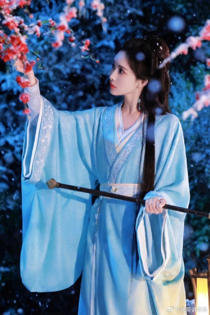 孟子义为了百花杀卷成什么样了孟子义剧宣自己卷自己兼顾现代与古风两种宣传风格，切换