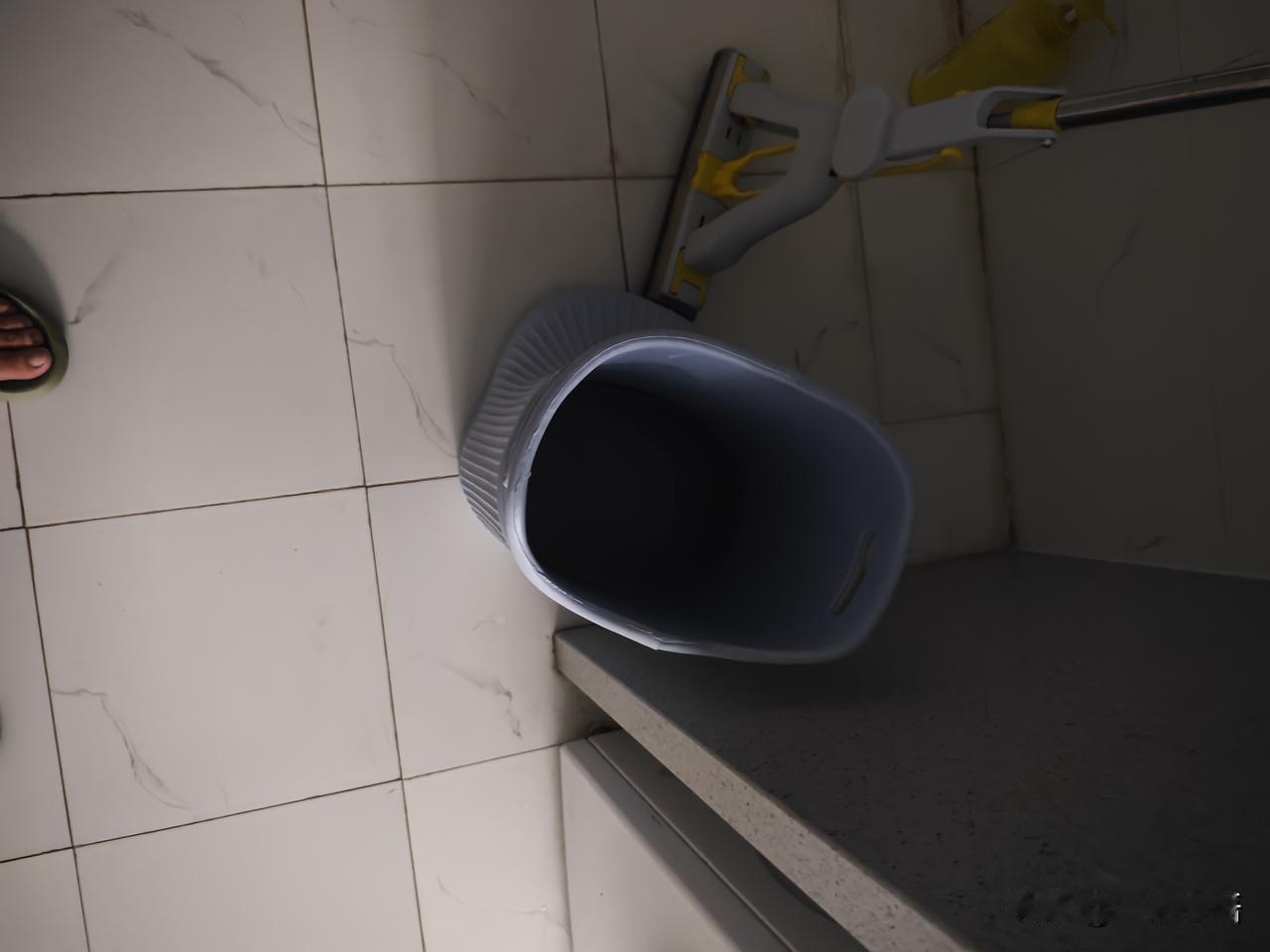 今天，我刚上车，车还没启动，邻居老太太就把我车拦住了。扒着车窗问我，你前一阵子