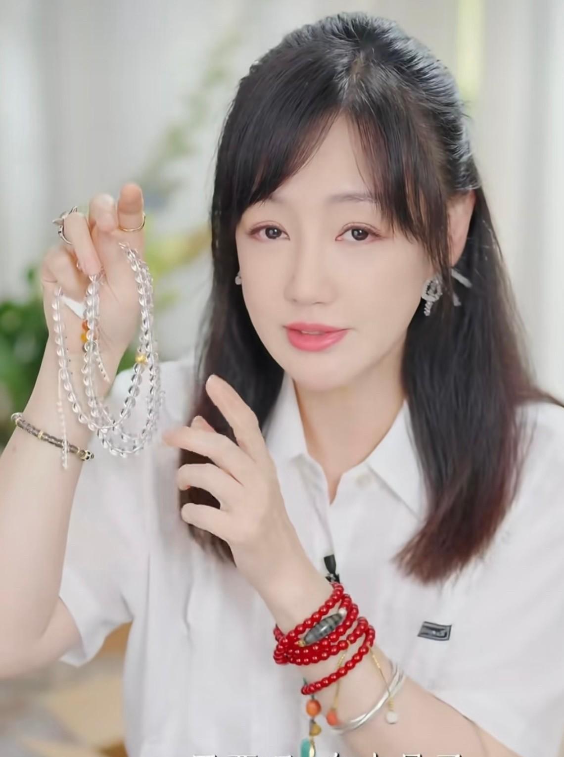薛佳凝该做的事情一件都没做没有结婚，没有谈恋爱，没有搞事业，没有搞脸，47岁