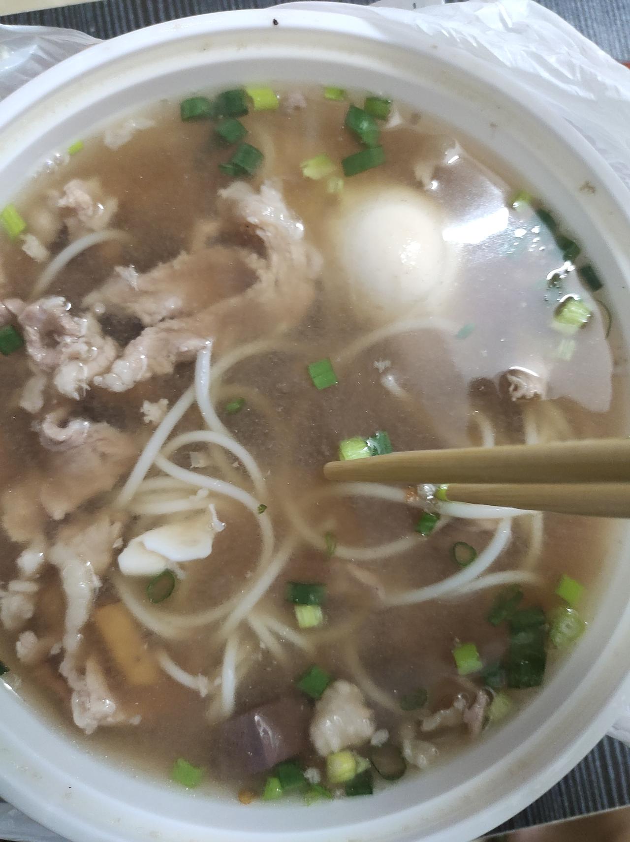 🍜😋一碗热气腾腾的杀猪粉，浓白汤汁飘着诱人香气。新鲜猪肝、瘦肉、猪血在碗里沉