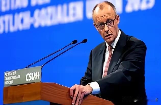 我天，德国总理这是把桌子给掀了啊！欧洲议会现场，默茨指着大屏幕上的能源数据，把前