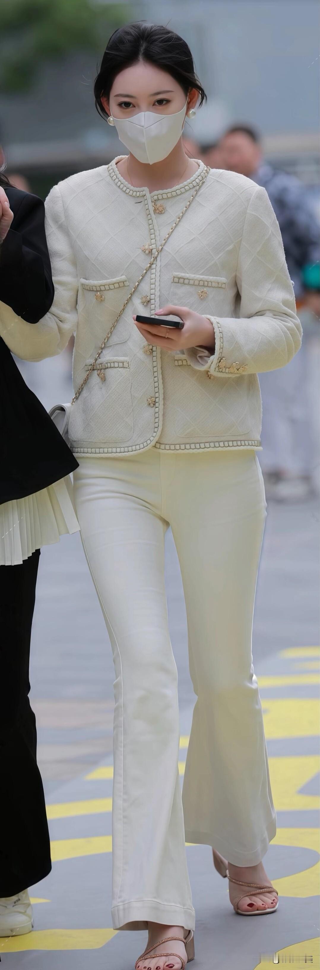 米白小香风外套+同色微喇裤，温柔又显气质，简约高级感拉满，是通勤和日常都很适配的