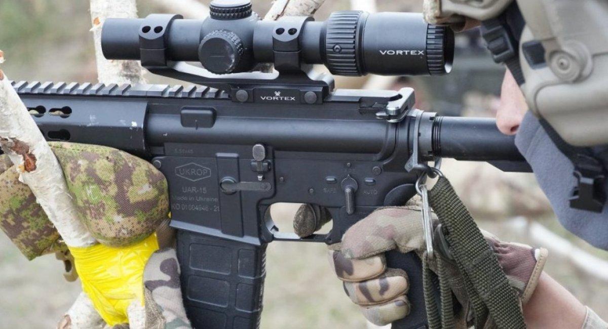 乌克兰是军事工业大国，主打导弹火箭发动机系列重型武器装备，在轻武器上这些年主要依