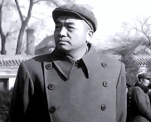 1961年11月，已被罢官的彭德怀回乡，湘潭地委书记华国锋等设宴招待。在饭桌中心