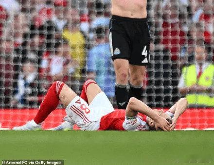 阿森纳的冠军，早就被他们自己背凉了阿森纳又赢了，但赢的比输了还让人绝望。1-0