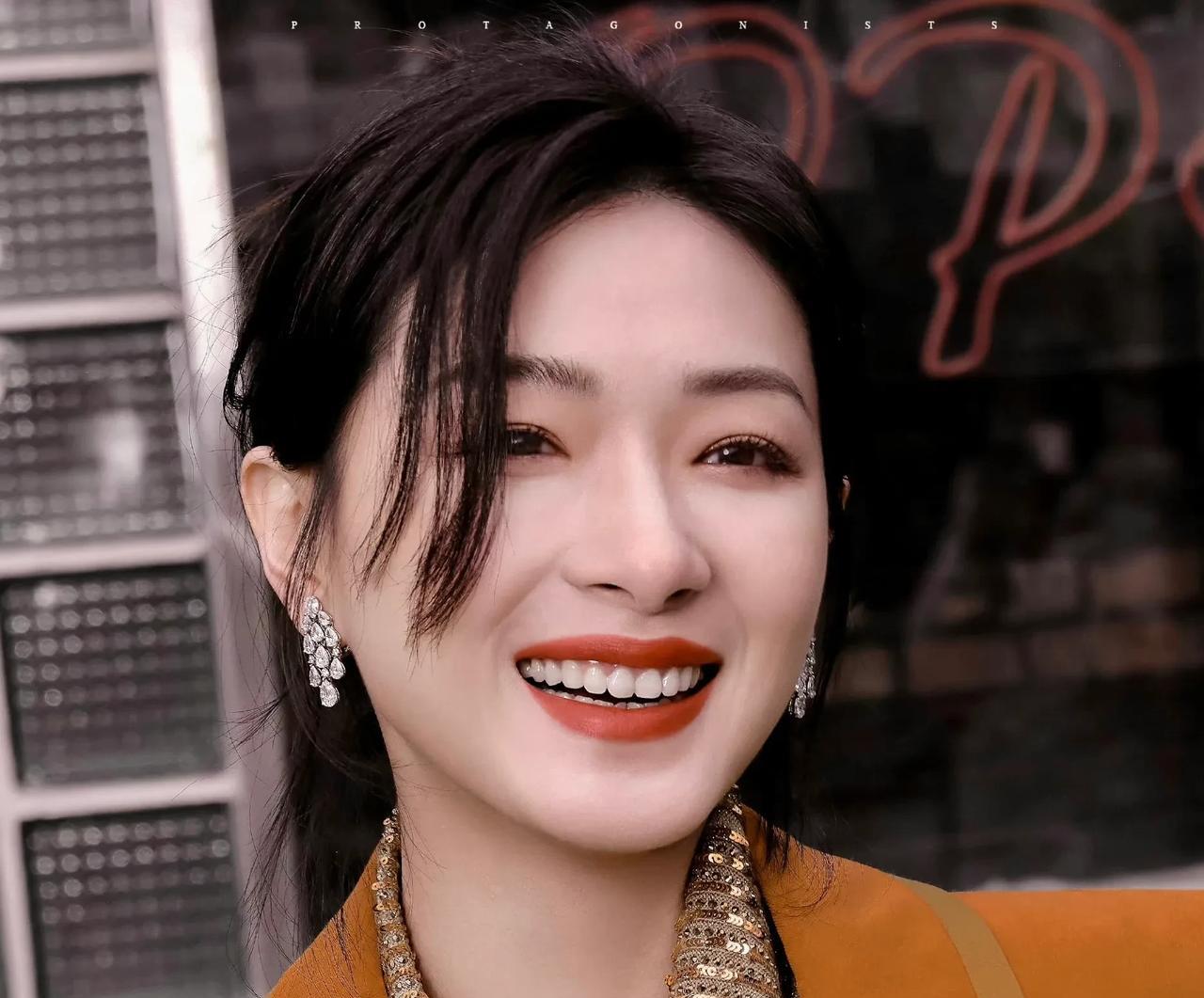 万茜说，我出生在湖南省益阳市的一个军人家庭，可是小时候的我就是个“假小子”。因为