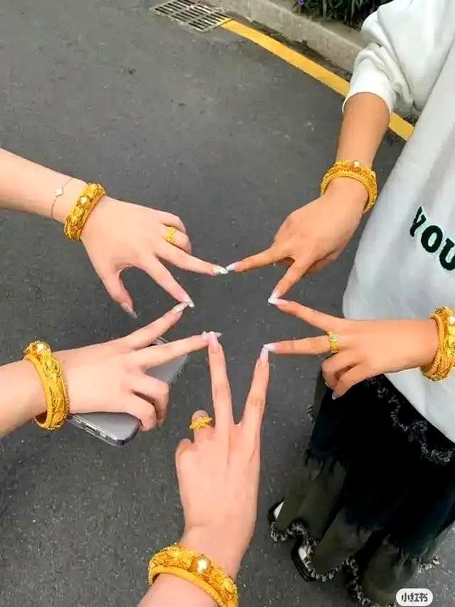 金手镯十不戴最近总被问戴金镯子有啥讲究，今天正好唠一唠。不过最想提醒大家